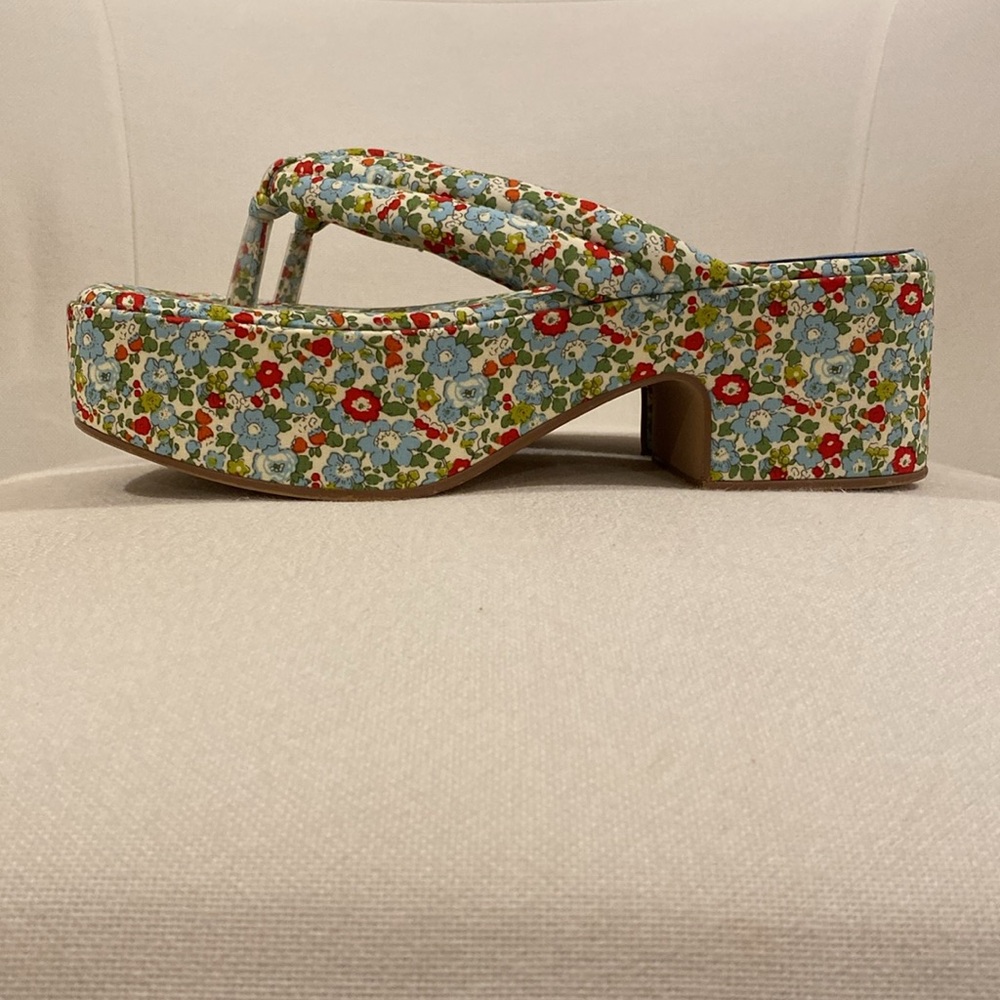 Jeffrey Campbell • Luau Green Floral Platform Flip Flop Sandals - Picture 2 of 7